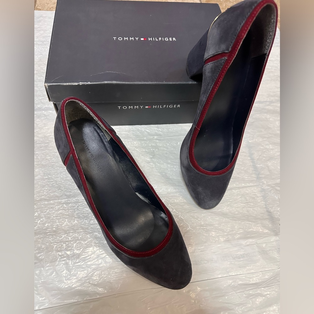 Tommy Hilfiger Emmie medium blue suede pump. Size 8.5M